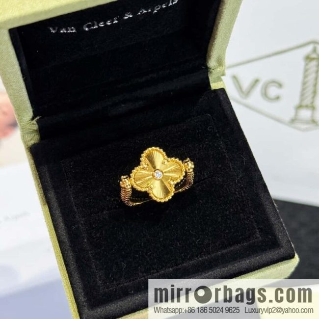 ❗️New product explosion ❗️ ☀️ Van Cleef & Arpels Vintage Alhambra flippable ring, blue agate on one side and engraved flower on the other side ☀️