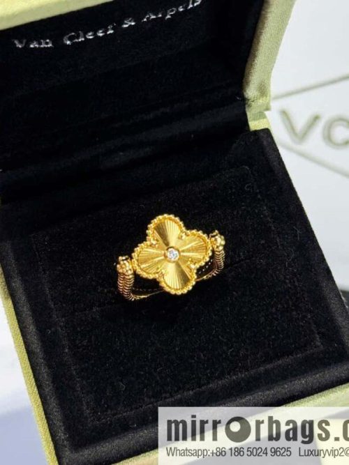 ❗️New product explosion ❗️ ☀️ Van Cleef & Arpels Vintage Alhambra flippable ring, blue agate on one side and engraved flower on the other side ☀️