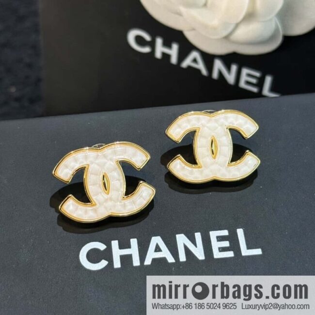 ❗️New ❗️☀️ New ☑️ Chanel c1 double c white acrylic stud earrings ☀️
