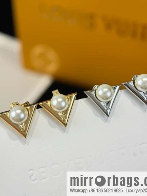 ❗️New ❗️ ☀ Louis Vuitton LV letter V pearl stud earrings ☀