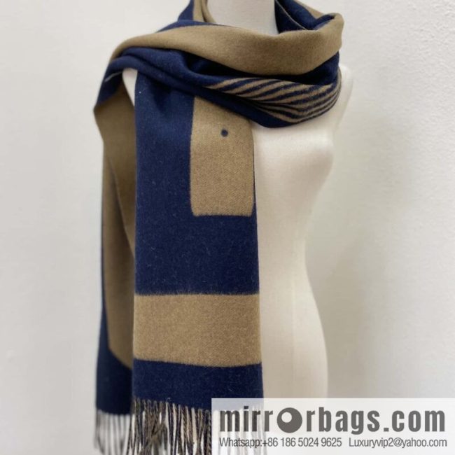 s \"Casaque Sangle a Boucle Scarf\"