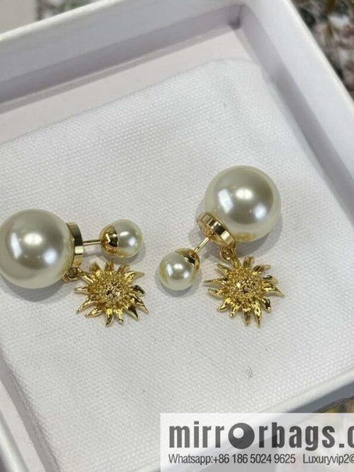 ❗️New ❗️☀️ New ☑️ Dior Dior pearl sunflower stud earrings ☀️