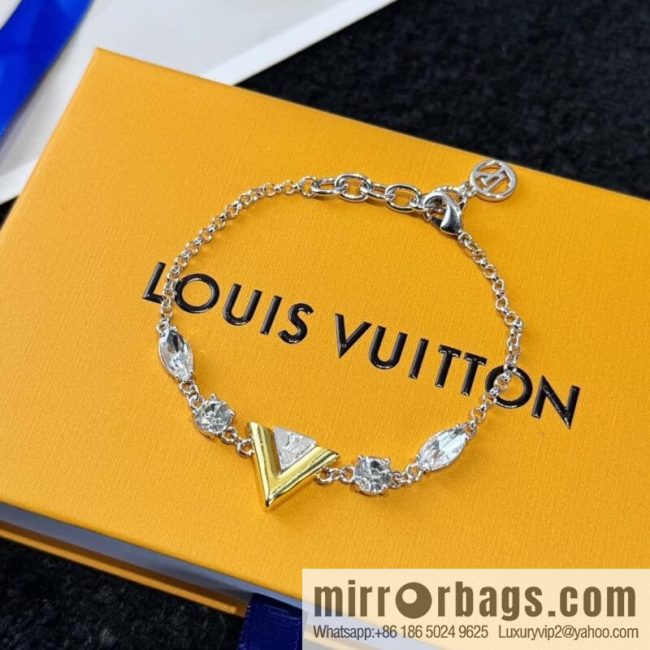 ❗️New ❗️ ☀ Louis Vuitton V letter bracelet ☀