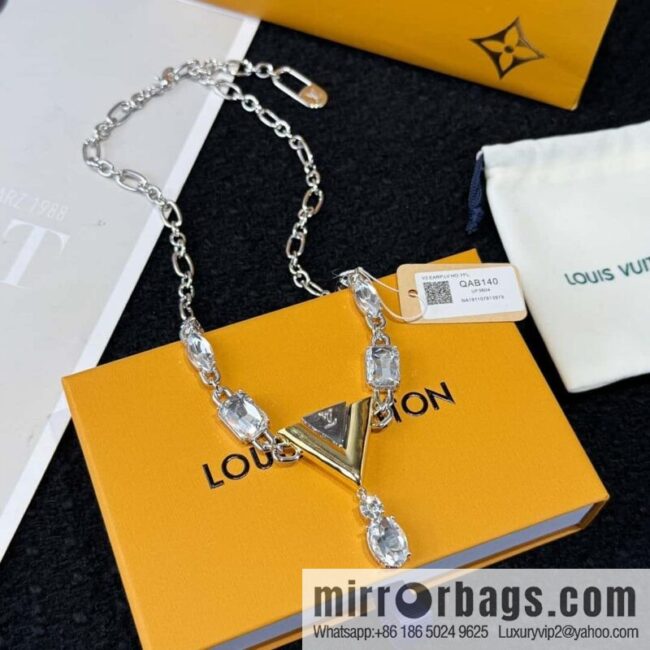 wsxc1734964244891_0-800x800mybui1g1tkl17906_20250625200125.jpg ❗️New ❗️ ☀ Louis Vuitton V letter necklace ☀