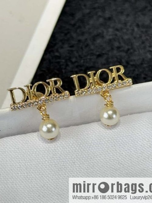 ❗️New ❗️☀️ New ☑️ Dior letter pearl stud earrings ☀️