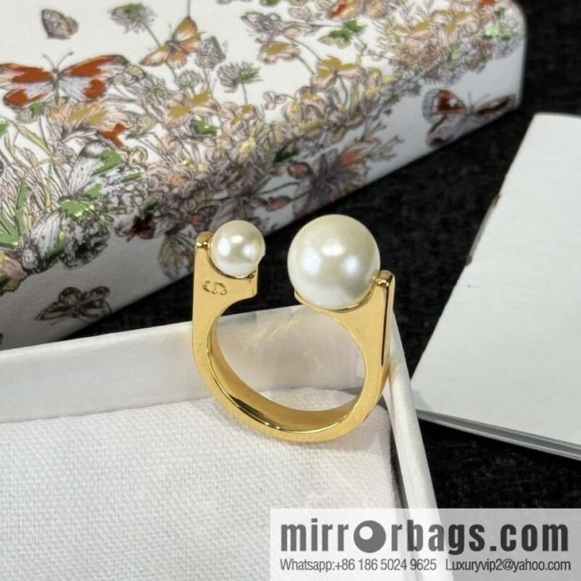 ☀️New ☑️ Dior pearl ring