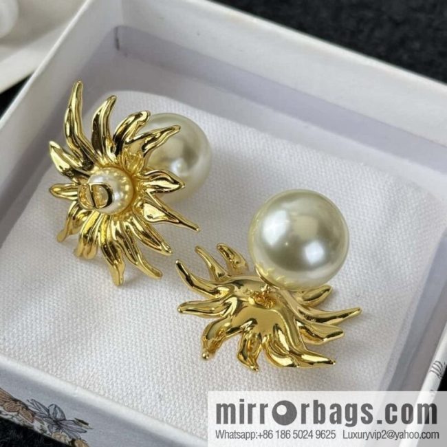 ❗️New ❗️ Dior stud earrings ☀️ New ☑️ Dior Dior pearl sunflower stud earrings ☀️