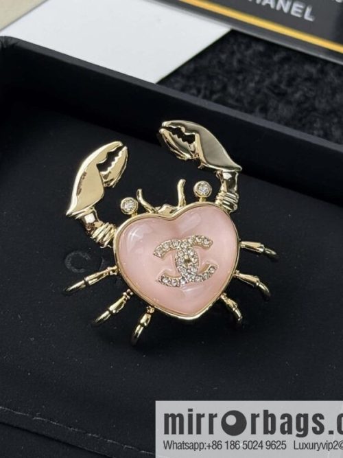 ❗️New ❗️☀️ new ☑️ Chanel double c peach heart love crab brooch ☀️