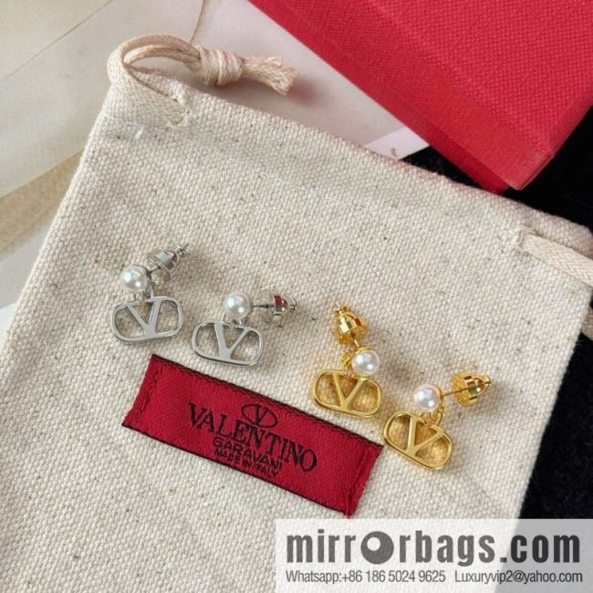❗️New ❗️ New ☑️ Valentino pearl stud earrings