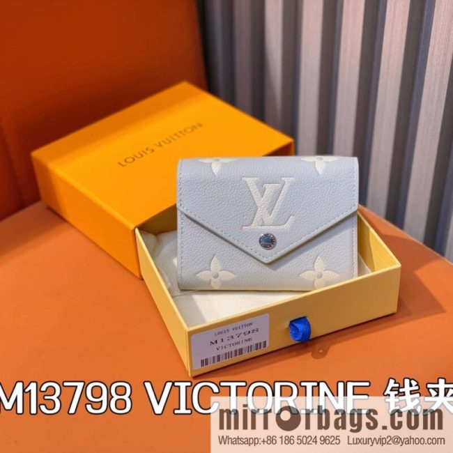 [Original order boutique] M13798 taro purple, full leather three-fold wallet VICTORINE wallet