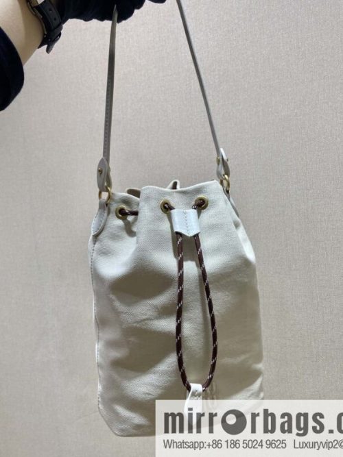 MIUMIU 🎉 new bucket bag 🎉 5NR038 🎉🎉 white