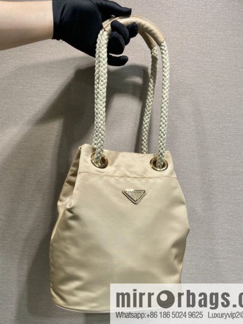 Prada\'s new bucket bag 1BE082 catwalk model, apricot.