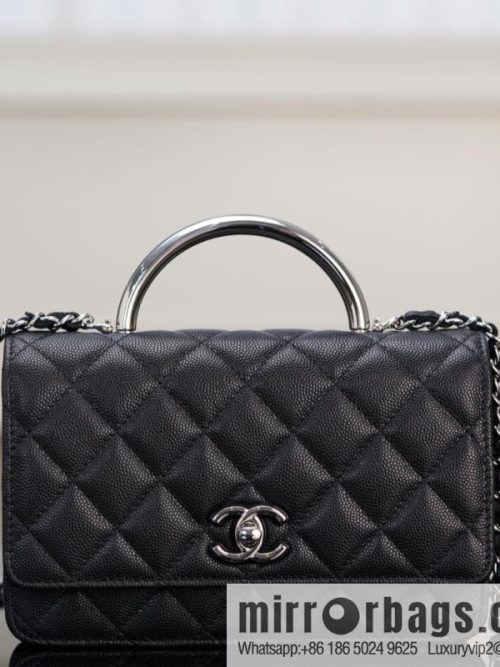 𝐂𝐡𝐚𝐧𝐞𝐥 𝟐𝟓𝐏 enamel handle black 👜 AP3706