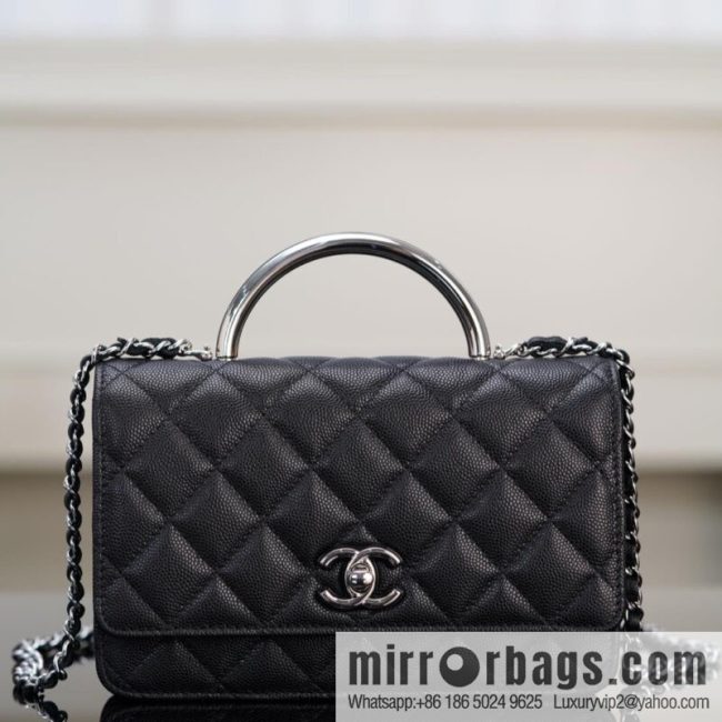 𝐂𝐡𝐚𝐧𝐞𝐥 𝟐𝟓𝐏 enamel handle black 👜 AP3706