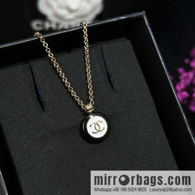 ❗️New ❗️ ☀️ new ☑️ Chanel double c black and white round button necklace ☀️