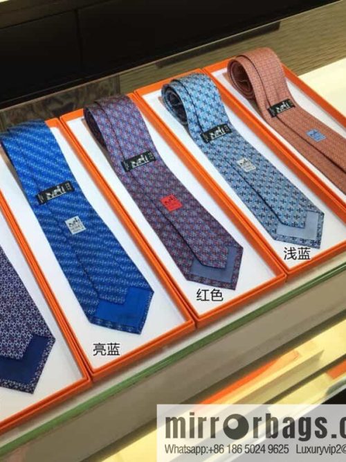Hermes 100% top twill silk + wool inner three-color chain tie