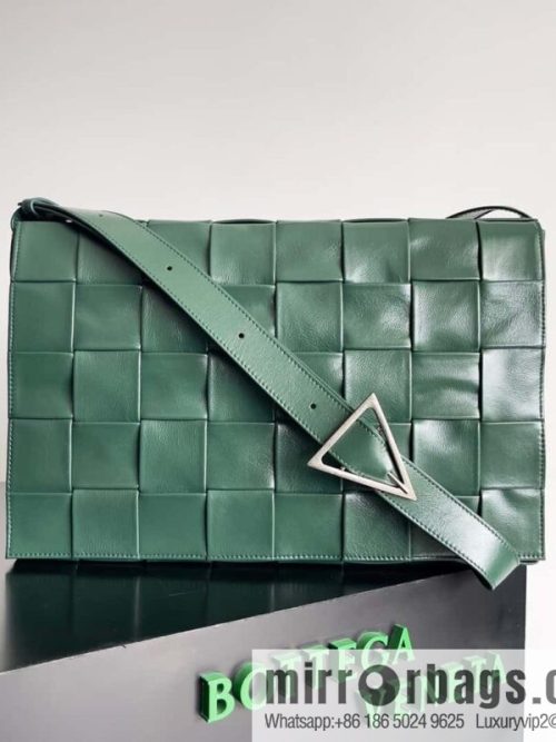 BV Baodiejia B home, model; 691407 new version of CASSETTE triangular buckle oil wax leather, shoulder backpack dark green