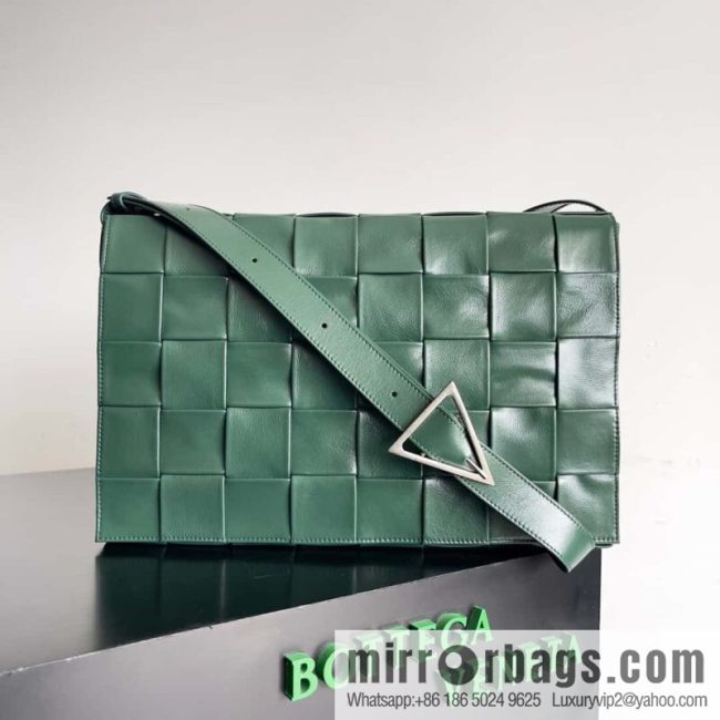 BV Baodiejia B home, model; 691407 new version of CASSETTE triangular buckle oil wax leather, shoulder backpack dark green