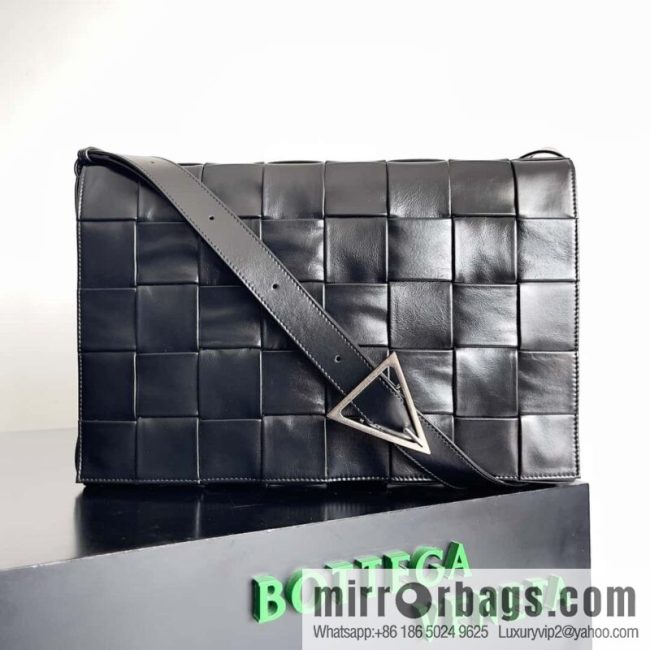 BV Baodiejia B home, model; 691407 new version of CASSETTE triangular buckle oil wax leather, shoulder backpack black