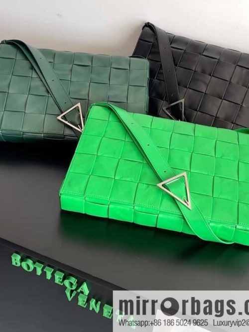 BV Baodie Home B Home, model; 691407 New version CASSETTE triangular buckle oil wax leather, shoulder backpack parrot green