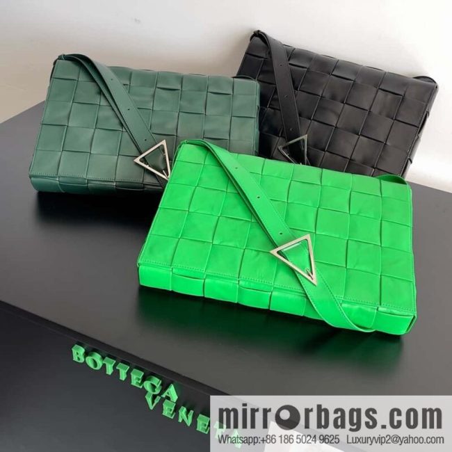 BV Baodie Home B Home, model; 691407 New version CASSETTE triangular buckle oil wax leather, shoulder backpack parrot green