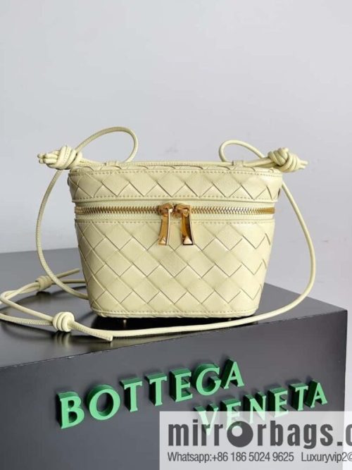 2023 new BV small box Bottega Veneta woven mini pouch model; 743551 small box bag, ice cream color