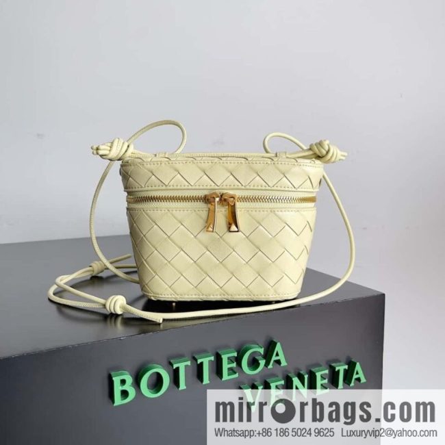 2023 new BV small box Bottega Veneta woven mini pouch model; 743551 small box bag, ice cream color