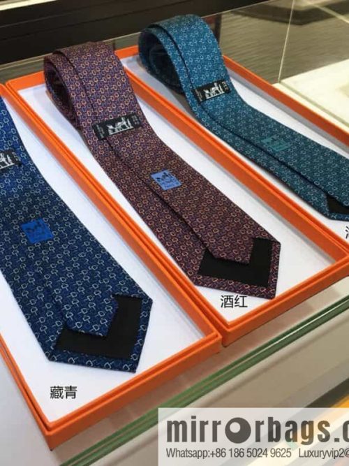 Hermes 100% top twill silk + wool inner three-color horse tie