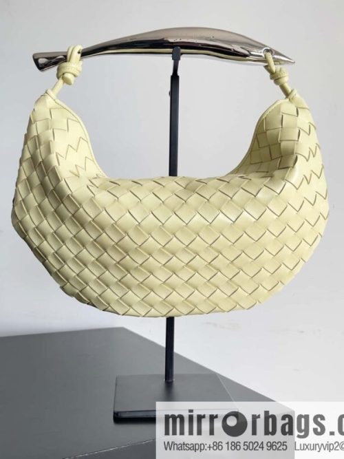BottegaVeneta2023 new model, Bottega Veneta Bv spring and summer new mini sardines SARDINE model number: 716082 large