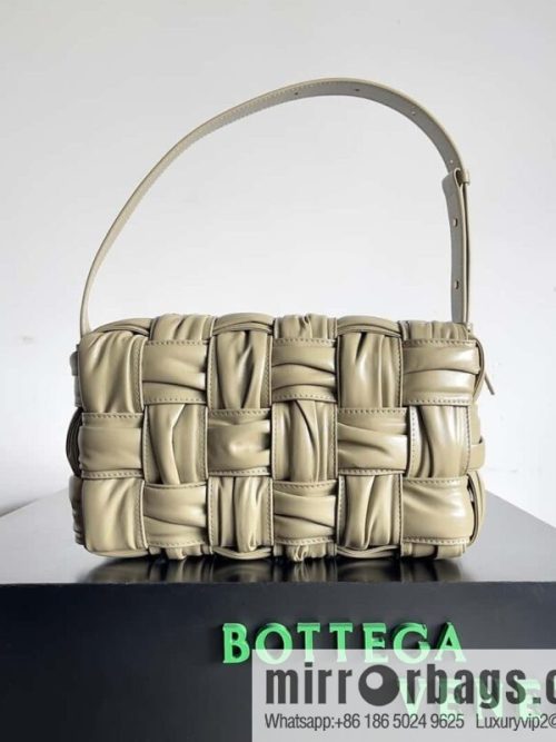 BV new Bottega Veneta 2022 autumn and winter pleated armpit bag, model number: 717090.