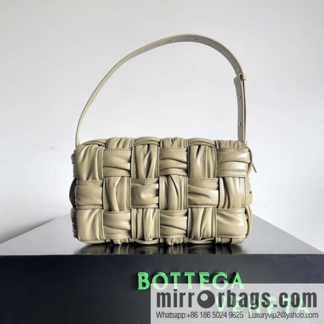 BV new Bottega Veneta 2022 autumn and winter pleated armpit bag, model number: 717090.