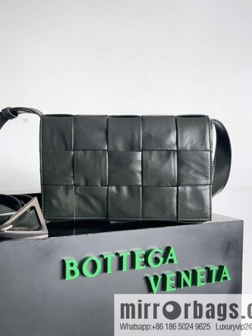 Top end: Bottega Veneta Cassette/Pillow bag Model: 667298