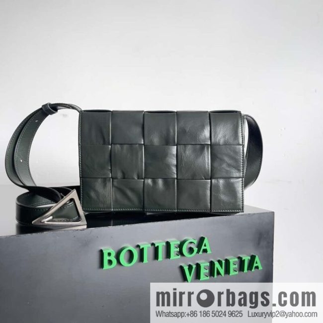 Top end: Bottega Veneta Cassette/Pillow bag Model: 667298