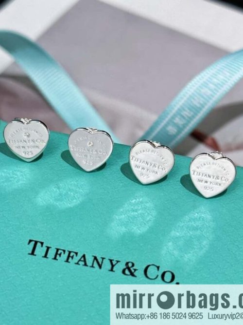 ❗️New ❗️ ☀ Tiffany & Co. Tiffany LOVE series silver glossy love peach heart stud earrings ☀