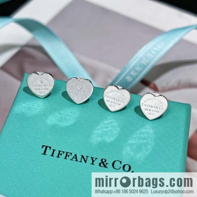 ❗️New ❗️ ☀ Tiffany & Co. Tiffany LOVE series silver glossy love peach heart stud earrings ☀