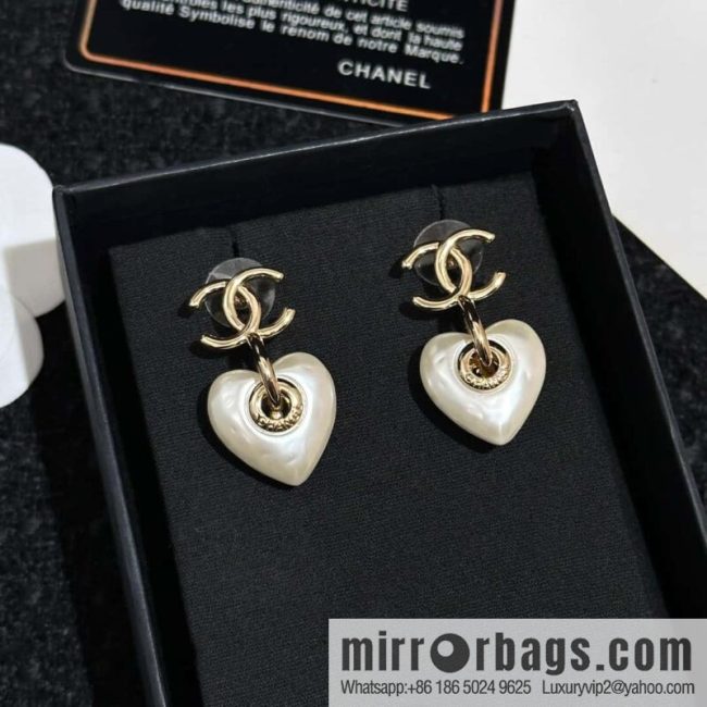 ❗️New ❗️ Chanel stud earrings ☀️ new ☑️ Chanel c2 peach heart love stud earrings ☀️