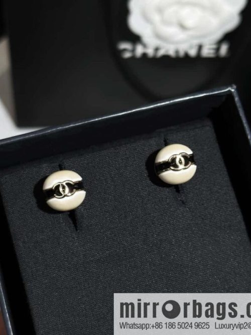 ❗️New ❗️ Chanel stud earrings ☀️ new ☑️ Chanel c1 double c pearl stud earrings ☀️