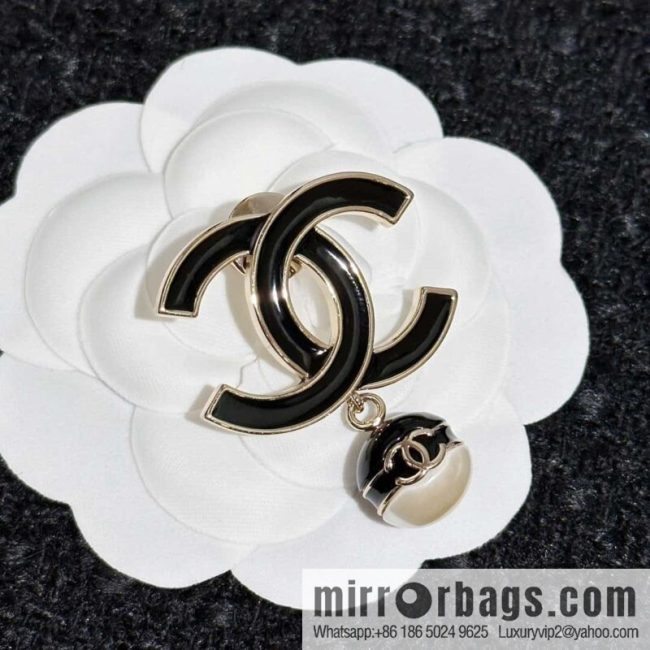 ❗️New ❗️ Chanel brooch ☀️ new ☑️ Chanel black drip double c pearl brooch ☀️