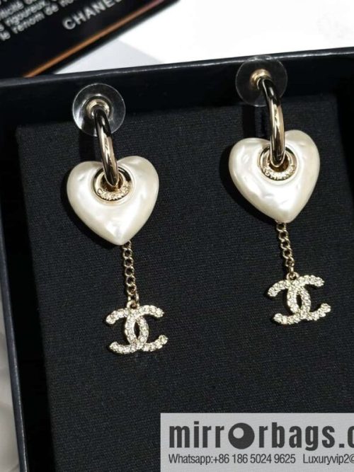 ❗️New ❗️ Chanel stud earrings ☀️ new ☑️ Chanel c3 double c peach heart love stud earrings ☀️