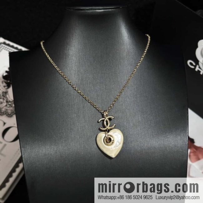 ❗️New ❗️ Chanel necklace ☀️ new ☑️ Chanel peach heart love necklace ☀️
