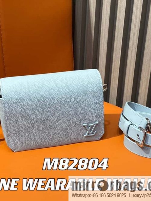 [Original order boutique] M82804 light blue, full leather men\'s bag messenger bag series, new FASTLINE WEARABLE WALLET handbag in autumn and winter