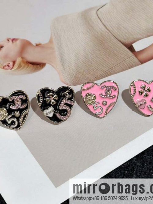 ❗️New ❗️ Chanel stud earrings ☀️ new ☑️ Chanel c1 double c peach heart love stud earrings ☀️