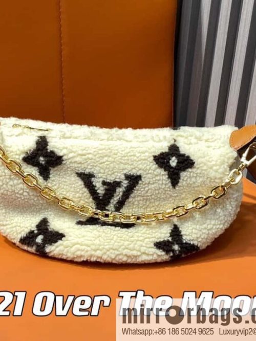 [Original order boutique] M23321 meter white, lamb wool moon bag series, this Over The Moon handbag.
