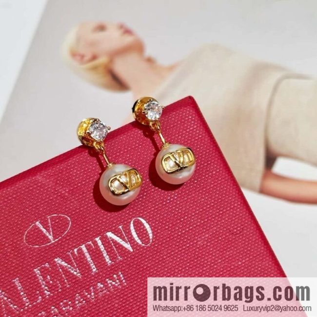 ❗️New ❗️ New ☑️ Valentino pearl stud earrings
