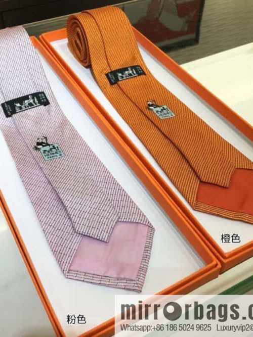 Hermes 100% top twill silk + wool inner panda tie
