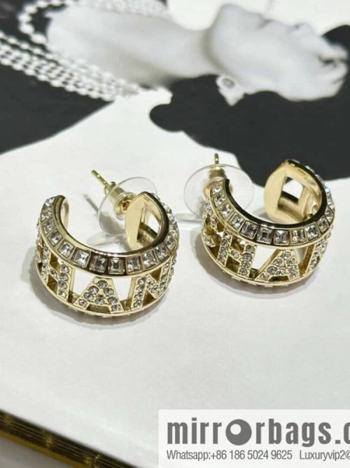 ☀️New ☑️ Chanel C1 semi-round hollow letter stud earrings