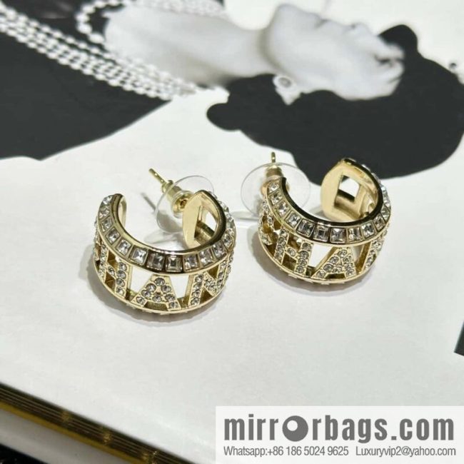 ☀️New ☑️ Chanel C1 semi-round hollow letter stud earrings