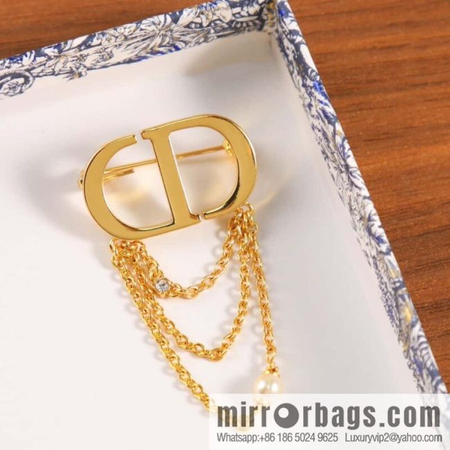 New ☑️ DIOR gold CD fringed brooch