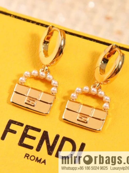 ☀New FENDI Fendi pearl bag stud earrings ☀