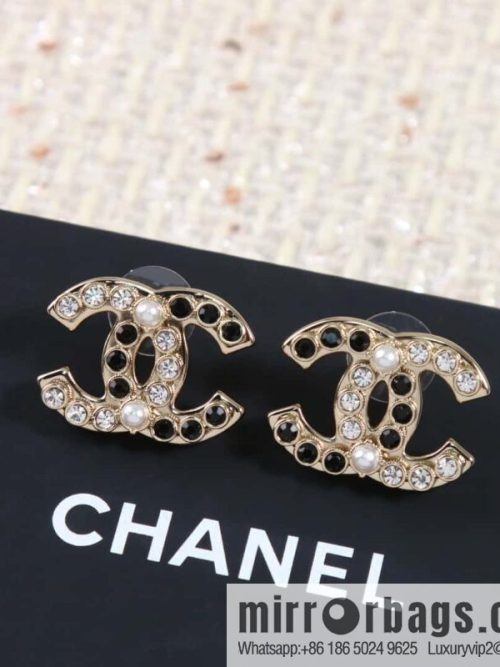 ☀️New ☑️ Chanel C1 double c half black diamond half pearl stud earrings ☀️